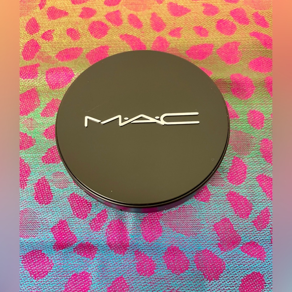 MAC Cosmetics Sleek Black Setting Powder